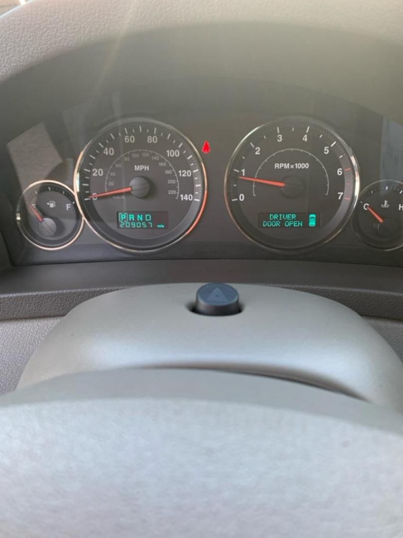 2005 GREEN JEEP GRAND CHEROKEE LIMITED (1J4HR58205C) with an 5.7L engine, Automatic transmission, located at 503 First Street, Canonsburg, PA, 15317, (724) 745-0566, 40.266006, -80.178413 - Photo#19