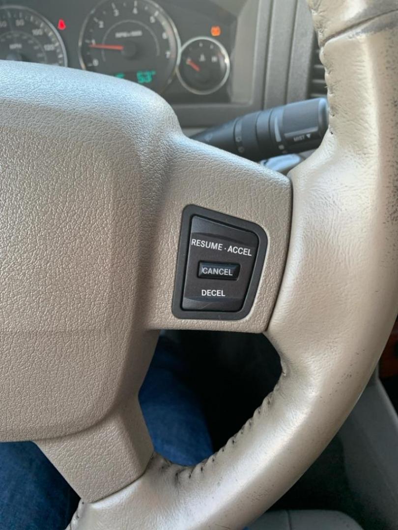 2005 GREEN JEEP GRAND CHEROKEE LIMITED (1J4HR58205C) with an 5.7L engine, Automatic transmission, located at 503 First Street, Canonsburg, PA, 15317, (724) 745-0566, 40.266006, -80.178413 - Photo#21