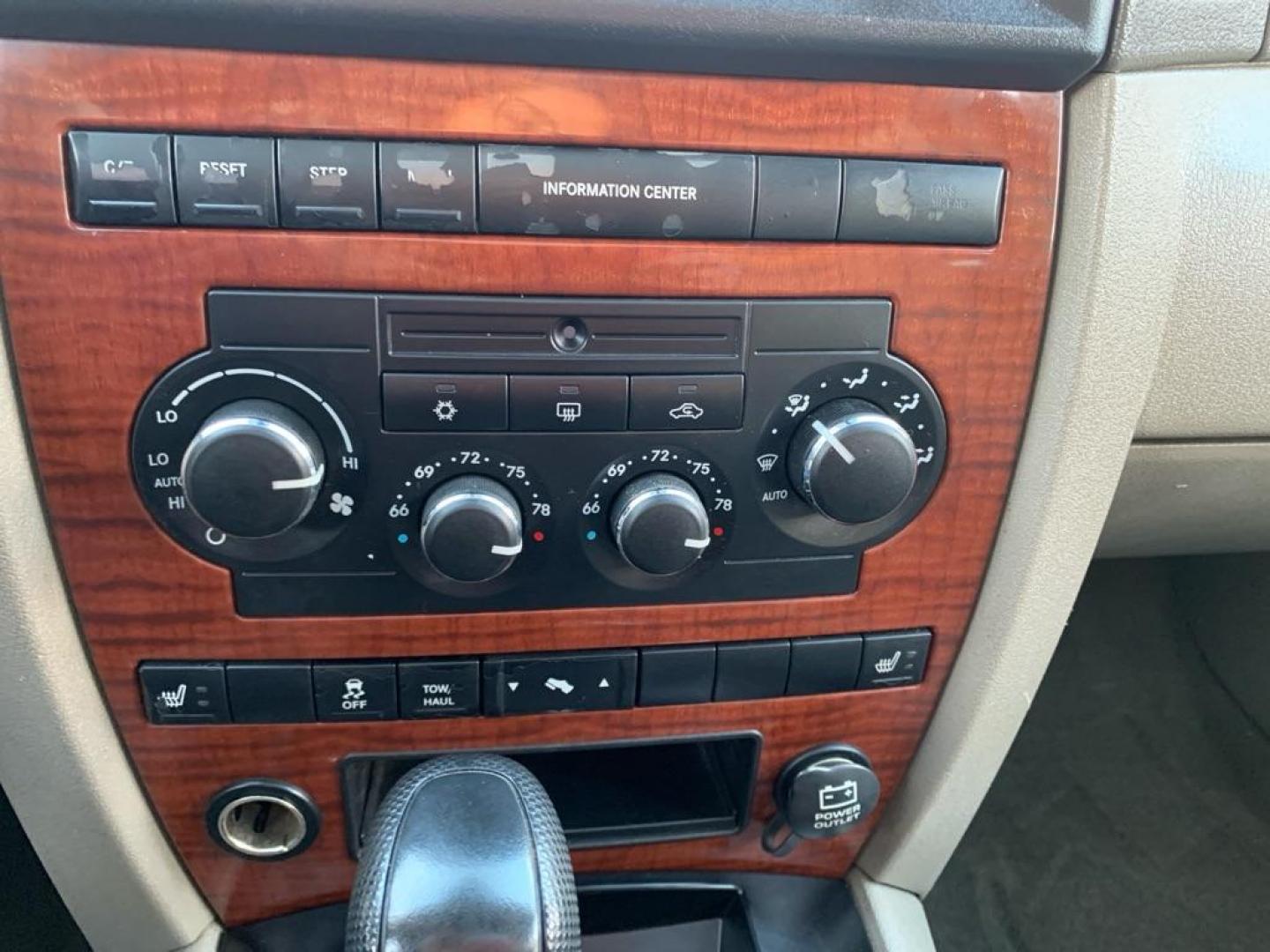 2005 GREEN JEEP GRAND CHEROKEE LIMITED (1J4HR58205C) with an 5.7L engine, Automatic transmission, located at 503 First Street, Canonsburg, PA, 15317, (724) 745-0566, 40.266006, -80.178413 - Photo#24