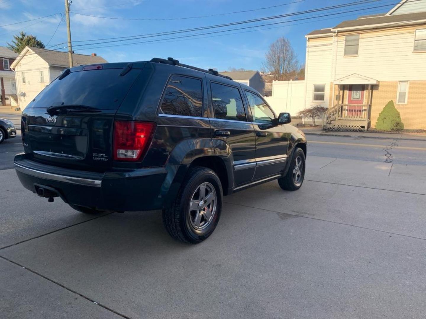 2005 GREEN JEEP GRAND CHEROKEE LIMITED (1J4HR58205C) with an 5.7L engine, Automatic transmission, located at 503 First Street, Canonsburg, PA, 15317, (724) 745-0566, 40.266006, -80.178413 - Photo#3