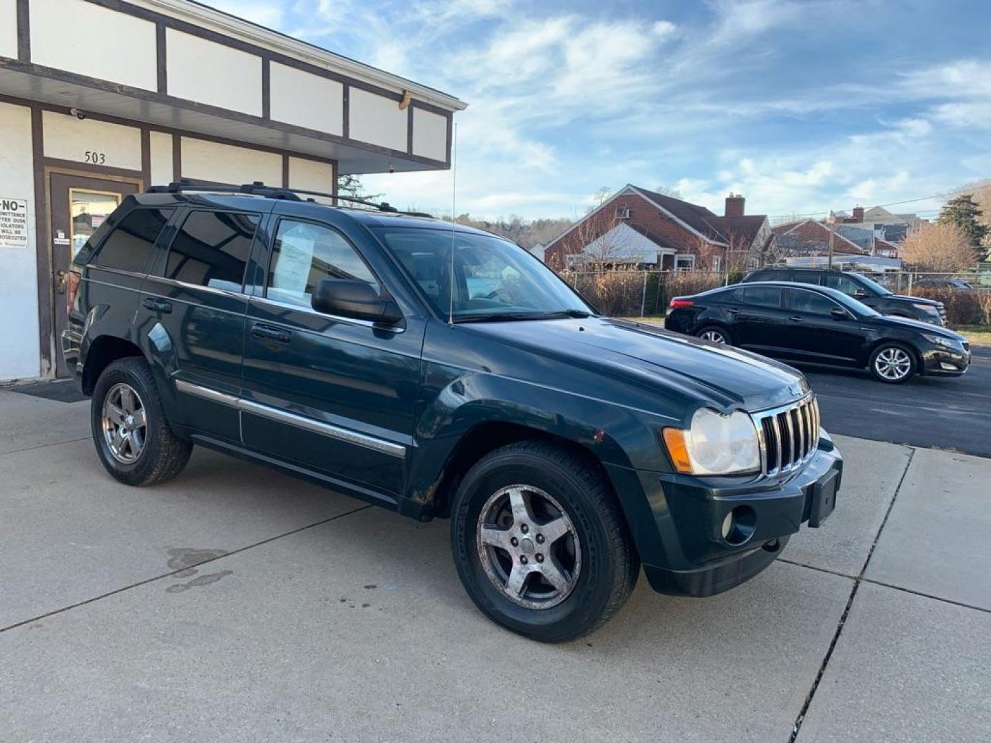 2005 GREEN JEEP GRAND CHEROKEE LIMITED (1J4HR58205C) with an 5.7L engine, Automatic transmission, located at 503 First Street, Canonsburg, PA, 15317, (724) 745-0566, 40.266006, -80.178413 - Photo#4