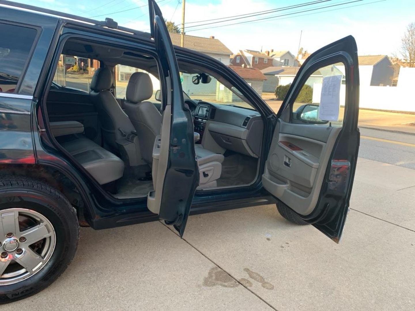 2005 GREEN JEEP GRAND CHEROKEE LIMITED (1J4HR58205C) with an 5.7L engine, Automatic transmission, located at 503 First Street, Canonsburg, PA, 15317, (724) 745-0566, 40.266006, -80.178413 - Photo#6