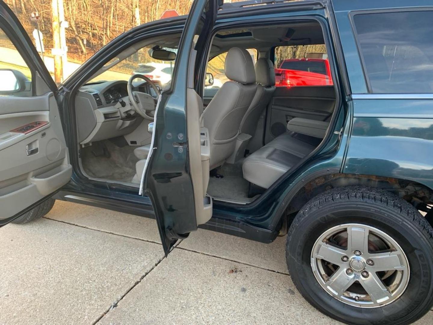2005 GREEN JEEP GRAND CHEROKEE LIMITED (1J4HR58205C) with an 5.7L engine, Automatic transmission, located at 503 First Street, Canonsburg, PA, 15317, (724) 745-0566, 40.266006, -80.178413 - Photo#8