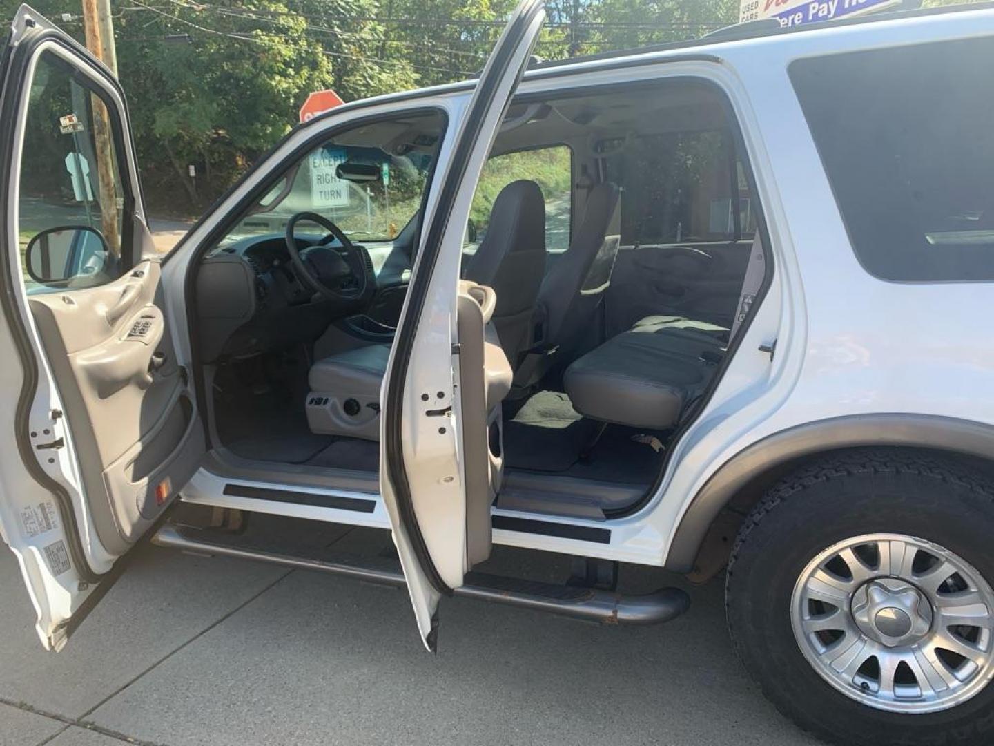 2000 WHITE FORD EXPEDITION XLT (1FMRU15L2YL) with an 5.4L engine, Automatic transmission, located at 503 First Street, Canonsburg, PA, 15317, (724) 745-0566, 40.266006, -80.178413 - CAR FAX AVAILABLE! TOW PACKAGE, AM/FM/CD CHANGER/ TAPE, PREMIUM SOUND, LEATHER, 3RD ROW, CRUISE CONTROL, POWER DRIVER'S SEAT, KEYLESS ENTRY, RUNNING BOARDS, POWER LOCKS WINDOWS and MIRRORS, REAR CLIMATE CONTROL WE FINANCE! FAST AND EASY APPROVALS! CALL US OR APPLY ONLINE: 724-745-0566 OFFIC - Photo#16