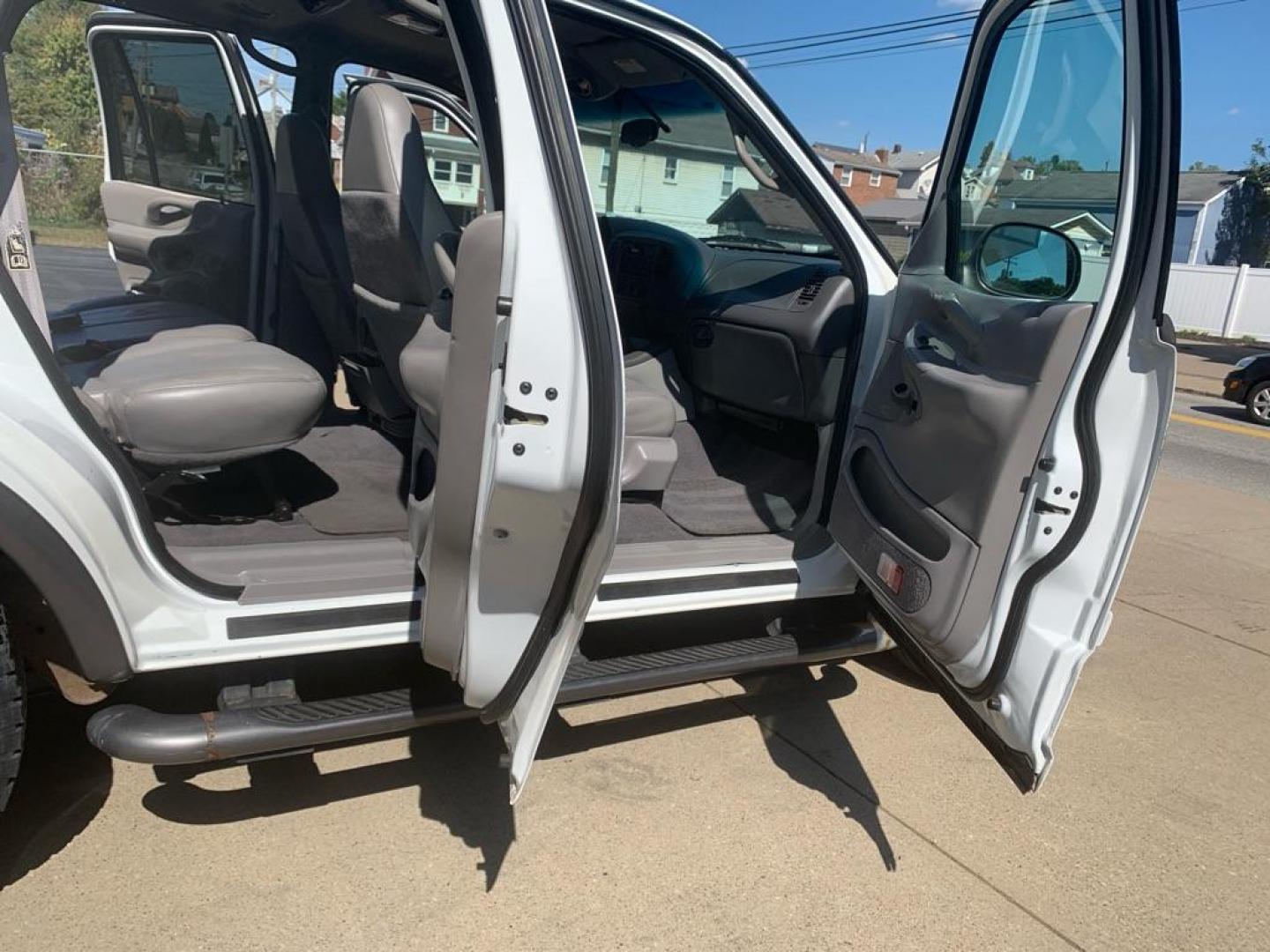 2000 WHITE FORD EXPEDITION XLT (1FMRU15L2YL) with an 5.4L engine, Automatic transmission, located at 503 First Street, Canonsburg, PA, 15317, (724) 745-0566, 40.266006, -80.178413 - CAR FAX AVAILABLE! TOW PACKAGE, AM/FM/CD CHANGER/ TAPE, PREMIUM SOUND, LEATHER, 3RD ROW, CRUISE CONTROL, POWER DRIVER'S SEAT, KEYLESS ENTRY, RUNNING BOARDS, POWER LOCKS WINDOWS and MIRRORS, REAR CLIMATE CONTROL WE FINANCE! FAST AND EASY APPROVALS! CALL US OR APPLY ONLINE: 724-745-0566 OFFIC - Photo#17