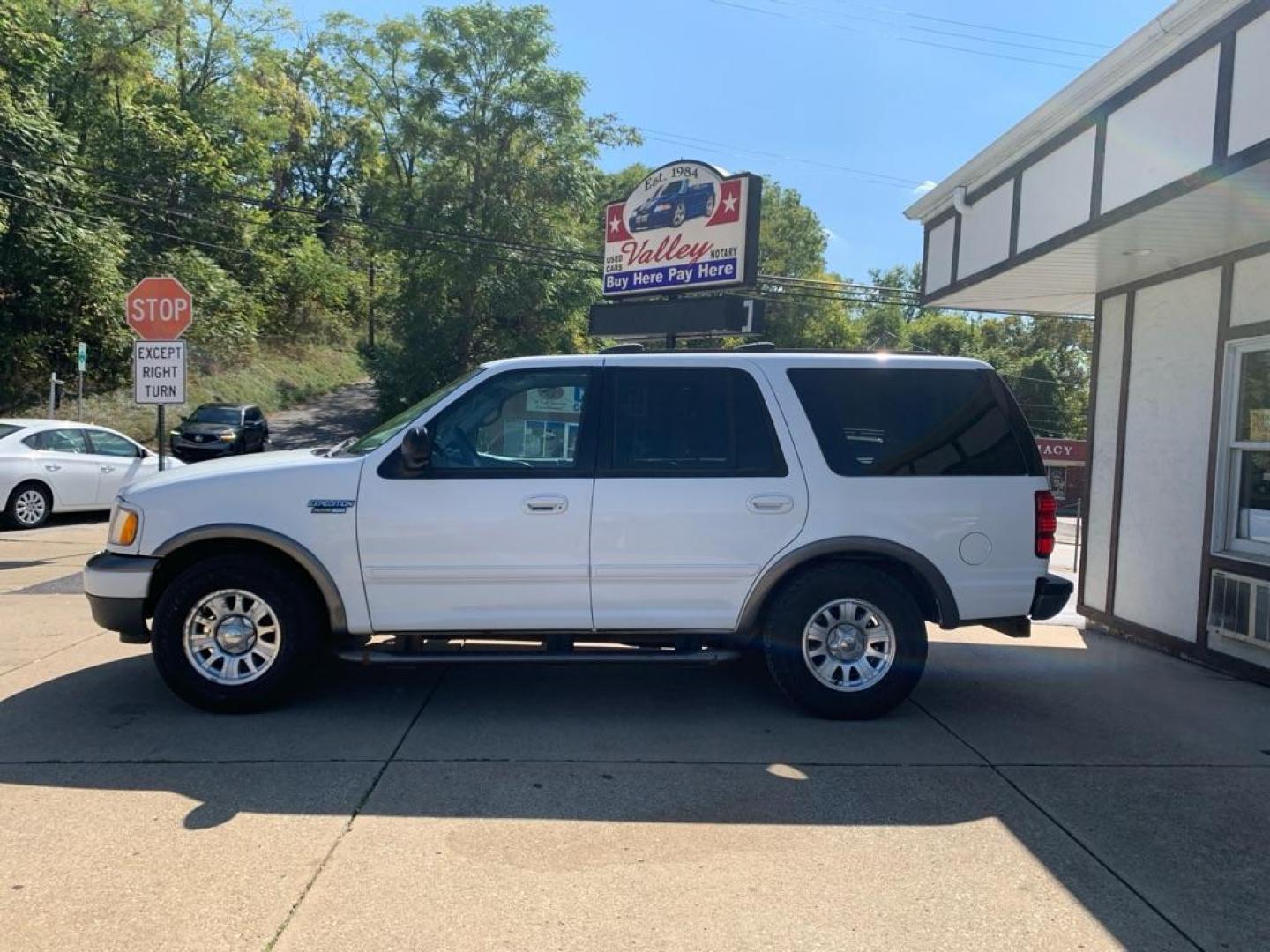 2000 WHITE FORD EXPEDITION XLT (1FMRU15L2YL) with an 5.4L engine, Automatic transmission, located at 503 First Street, Canonsburg, PA, 15317, (724) 745-0566, 40.266006, -80.178413 - CAR FAX AVAILABLE! TOW PACKAGE, AM/FM/CD CHANGER/ TAPE, PREMIUM SOUND, LEATHER, 3RD ROW, CRUISE CONTROL, POWER DRIVER'S SEAT, KEYLESS ENTRY, RUNNING BOARDS, POWER LOCKS WINDOWS and MIRRORS, REAR CLIMATE CONTROL WE FINANCE! FAST AND EASY APPROVALS! CALL US OR APPLY ONLINE: 724-745-0566 OFFIC - Photo#1