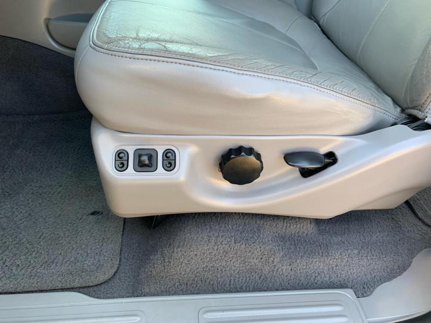 2000 WHITE FORD EXPEDITION XLT (1FMRU15L2YL) with an 5.4L engine, Automatic transmission, located at 503 First Street, Canonsburg, PA, 15317, (724) 745-0566, 40.266006, -80.178413 - CAR FAX AVAILABLE! TOW PACKAGE, AM/FM/CD CHANGER/ TAPE, PREMIUM SOUND, LEATHER, 3RD ROW, CRUISE CONTROL, POWER DRIVER'S SEAT, KEYLESS ENTRY, RUNNING BOARDS, POWER LOCKS WINDOWS and MIRRORS, REAR CLIMATE CONTROL WE FINANCE! FAST AND EASY APPROVALS! CALL US OR APPLY ONLINE: 724-745-0566 OFFIC - Photo#23