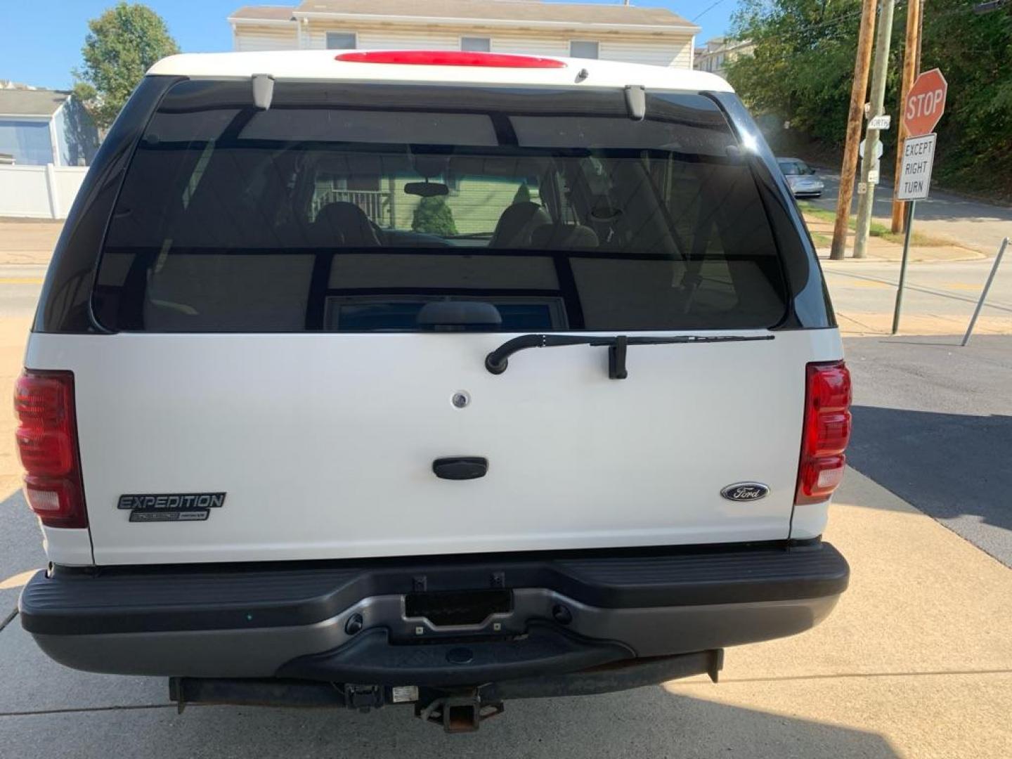 2000 WHITE FORD EXPEDITION XLT (1FMRU15L2YL) with an 5.4L engine, Automatic transmission, located at 503 First Street, Canonsburg, PA, 15317, (724) 745-0566, 40.266006, -80.178413 - CAR FAX AVAILABLE! TOW PACKAGE, AM/FM/CD CHANGER/ TAPE, PREMIUM SOUND, LEATHER, 3RD ROW, CRUISE CONTROL, POWER DRIVER'S SEAT, KEYLESS ENTRY, RUNNING BOARDS, POWER LOCKS WINDOWS and MIRRORS, REAR CLIMATE CONTROL WE FINANCE! FAST AND EASY APPROVALS! CALL US OR APPLY ONLINE: 724-745-0566 OFFIC - Photo#3