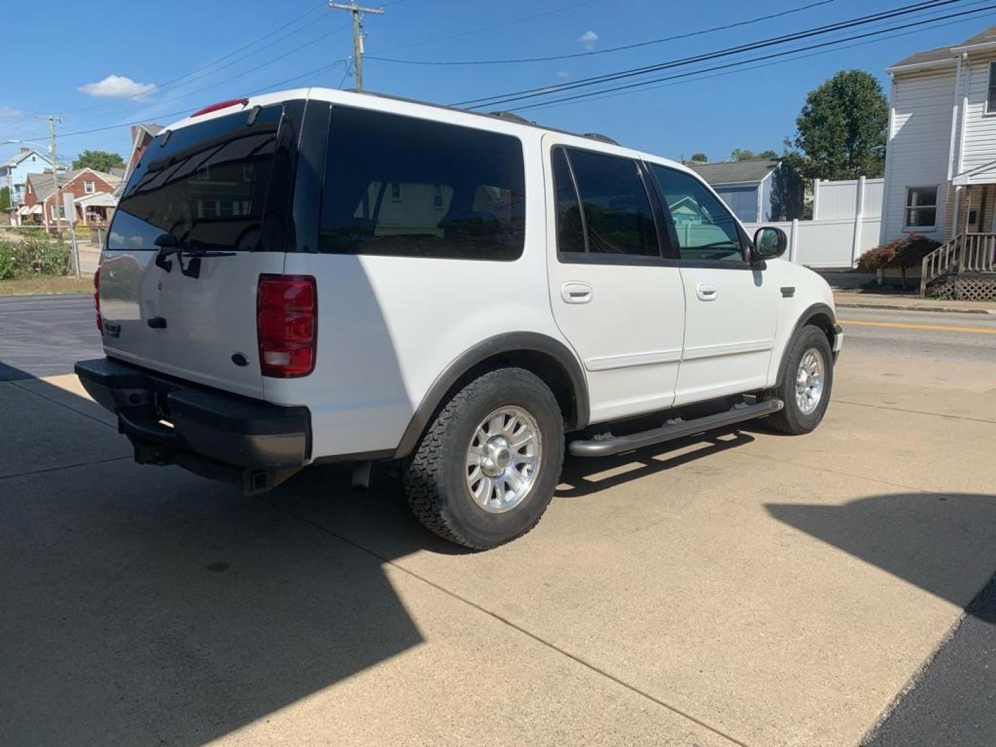 2000 WHITE FORD EXPEDITION XLT (1FMRU15L2YL) with an 5.4L engine, Automatic transmission, located at 503 First Street, Canonsburg, PA, 15317, (724) 745-0566, 40.266006, -80.178413 - CAR FAX AVAILABLE! TOW PACKAGE, AM/FM/CD CHANGER/ TAPE, PREMIUM SOUND, LEATHER, 3RD ROW, CRUISE CONTROL, POWER DRIVER'S SEAT, KEYLESS ENTRY, RUNNING BOARDS, POWER LOCKS WINDOWS and MIRRORS, REAR CLIMATE CONTROL WE FINANCE! FAST AND EASY APPROVALS! CALL US OR APPLY ONLINE: 724-745-0566 OFFIC - Photo#4