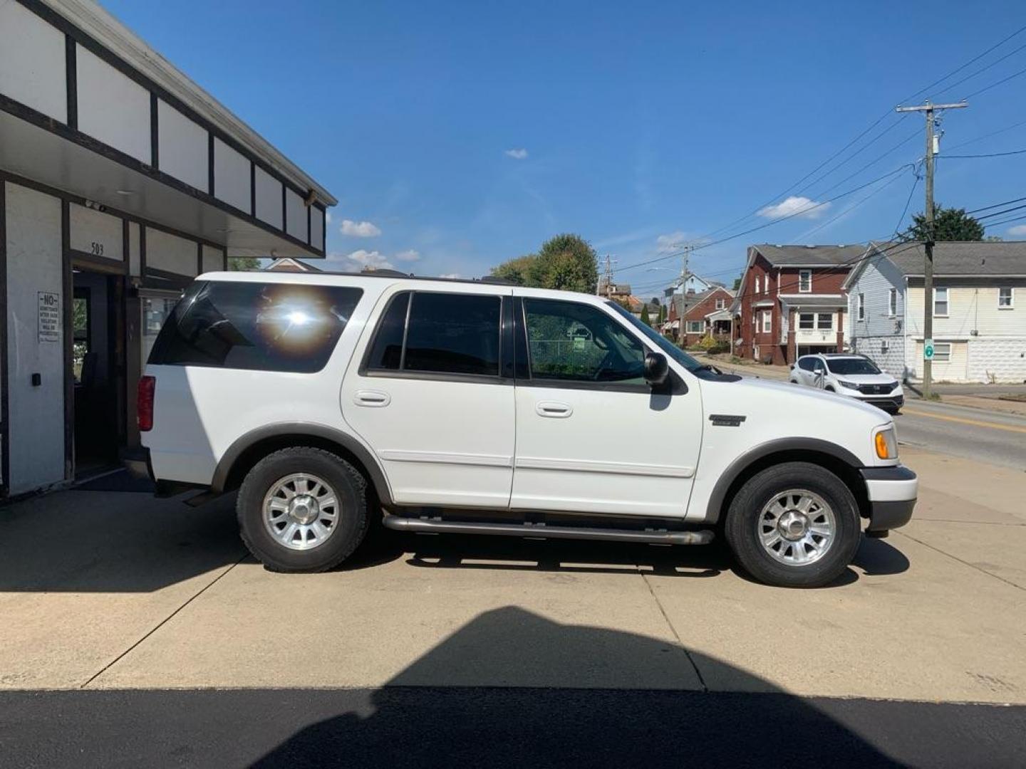 2000 WHITE FORD EXPEDITION XLT (1FMRU15L2YL) with an 5.4L engine, Automatic transmission, located at 503 First Street, Canonsburg, PA, 15317, (724) 745-0566, 40.266006, -80.178413 - CAR FAX AVAILABLE! TOW PACKAGE, AM/FM/CD CHANGER/ TAPE, PREMIUM SOUND, LEATHER, 3RD ROW, CRUISE CONTROL, POWER DRIVER'S SEAT, KEYLESS ENTRY, RUNNING BOARDS, POWER LOCKS WINDOWS and MIRRORS, REAR CLIMATE CONTROL WE FINANCE! FAST AND EASY APPROVALS! CALL US OR APPLY ONLINE: 724-745-0566 OFFIC - Photo#5