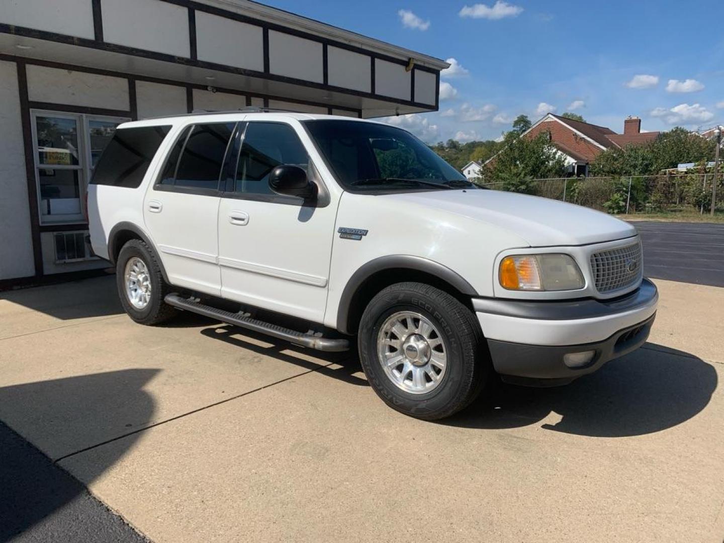2000 WHITE FORD EXPEDITION XLT (1FMRU15L2YL) with an 5.4L engine, Automatic transmission, located at 503 First Street, Canonsburg, PA, 15317, (724) 745-0566, 40.266006, -80.178413 - CAR FAX AVAILABLE! TOW PACKAGE, AM/FM/CD CHANGER/ TAPE, PREMIUM SOUND, LEATHER, 3RD ROW, CRUISE CONTROL, POWER DRIVER'S SEAT, KEYLESS ENTRY, RUNNING BOARDS, POWER LOCKS WINDOWS and MIRRORS, REAR CLIMATE CONTROL WE FINANCE! FAST AND EASY APPROVALS! CALL US OR APPLY ONLINE: 724-745-0566 OFFIC - Photo#6