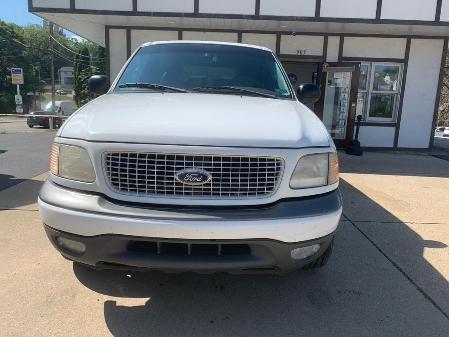 2000 WHITE FORD EXPEDITION XLT (1FMRU15L2YL) with an 5.4L engine, Automatic transmission, located at 503 First Street, Canonsburg, PA, 15317, (724) 745-0566, 40.266006, -80.178413 - CAR FAX AVAILABLE! TOW PACKAGE, AM/FM/CD CHANGER/ TAPE, PREMIUM SOUND, LEATHER, 3RD ROW, CRUISE CONTROL, POWER DRIVER'S SEAT, KEYLESS ENTRY, RUNNING BOARDS, POWER LOCKS WINDOWS and MIRRORS, REAR CLIMATE CONTROL WE FINANCE! FAST AND EASY APPROVALS! CALL US OR APPLY ONLINE: 724-745-0566 OFFIC - Photo#7