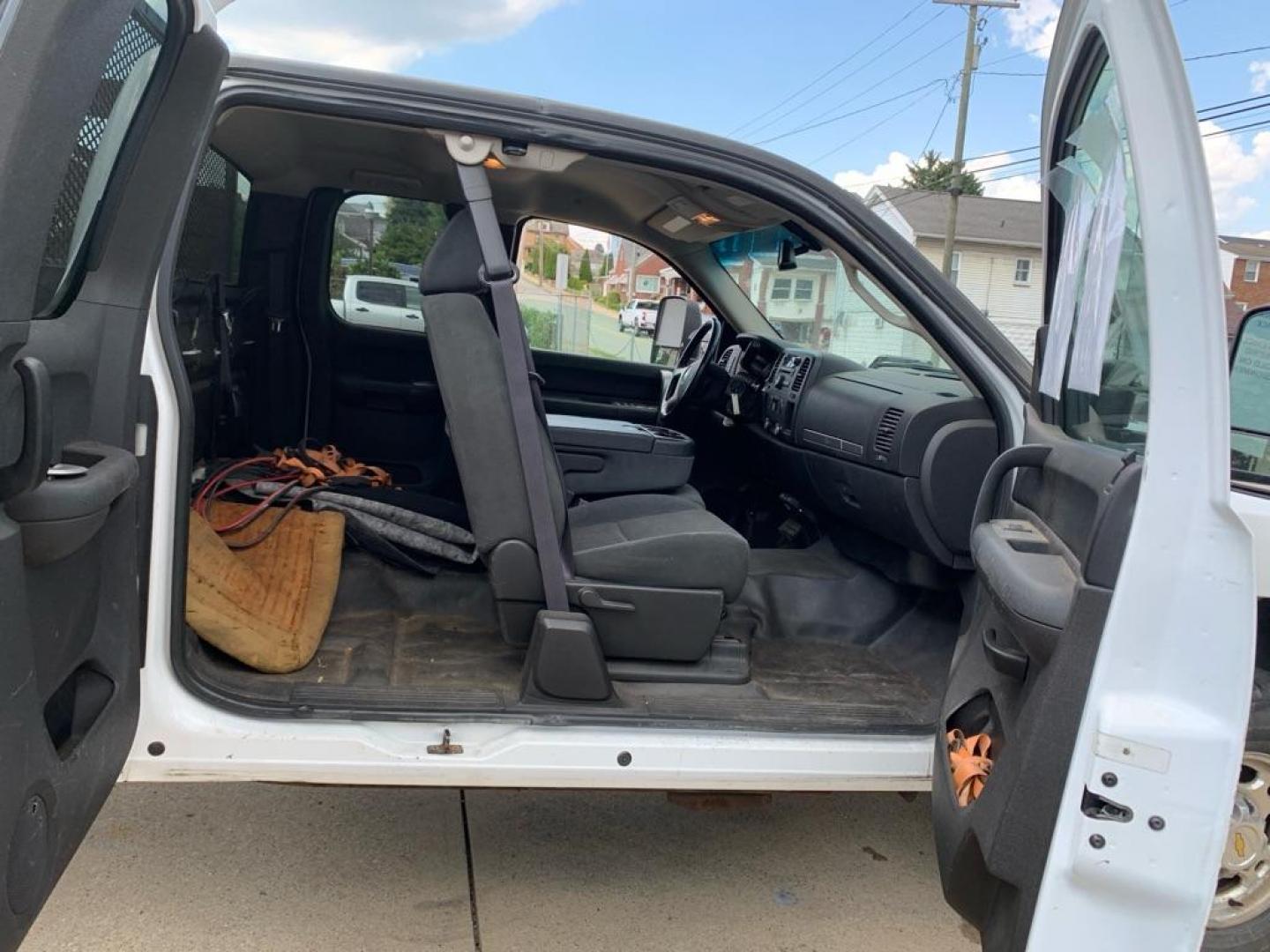 2008 WHITE CHEVROLET SILVERADO 2500 HEAVY DUTY (1GBHC29K98E) with an 6.0L engine, Automatic transmission, located at 503 First Street, Canonsburg, PA, 15317, (724) 745-0566, 40.266006, -80.178413 - Photo#17