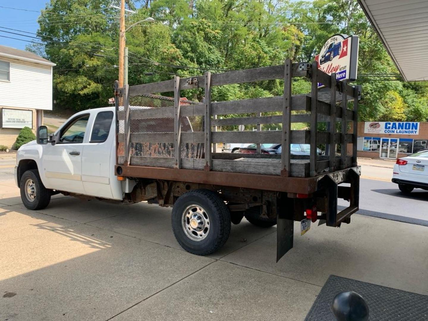 2008 WHITE CHEVROLET SILVERADO 2500 HEAVY DUTY (1GBHC29K98E) with an 6.0L engine, Automatic transmission, located at 503 First Street, Canonsburg, PA, 15317, (724) 745-0566, 40.266006, -80.178413 - Photo#2