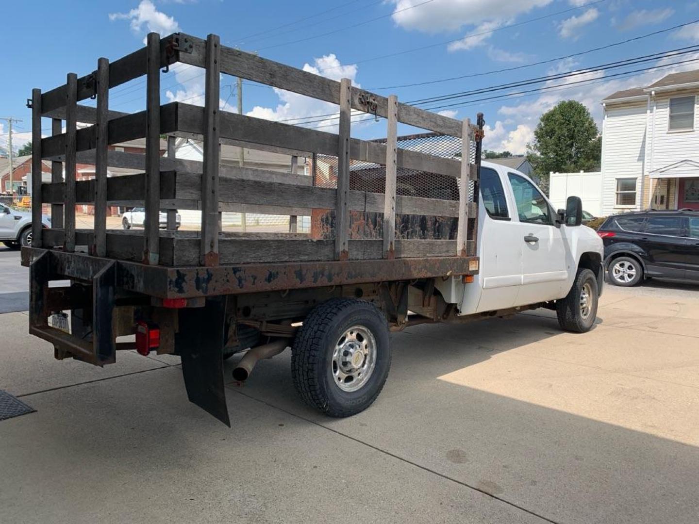 2008 WHITE CHEVROLET SILVERADO 2500 HEAVY DUTY (1GBHC29K98E) with an 6.0L engine, Automatic transmission, located at 503 First Street, Canonsburg, PA, 15317, (724) 745-0566, 40.266006, -80.178413 - Photo#5