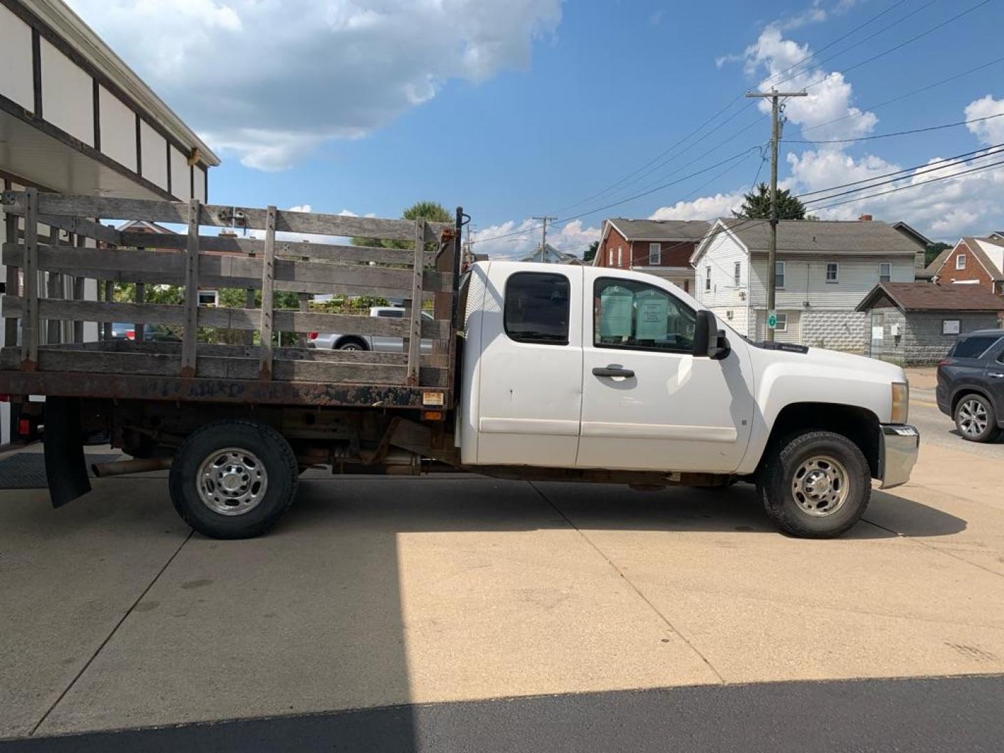 2008 WHITE CHEVROLET SILVERADO 2500 HEAVY DUTY (1GBHC29K98E) with an 6.0L engine, Automatic transmission, located at 503 First Street, Canonsburg, PA, 15317, (724) 745-0566, 40.266006, -80.178413 - Photo#6