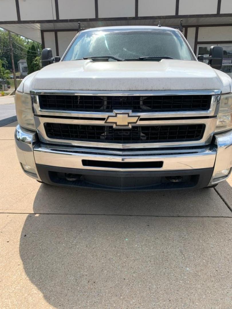 2008 WHITE CHEVROLET SILVERADO 2500 HEAVY DUTY (1GBHC29K98E) with an 6.0L engine, Automatic transmission, located at 503 First Street, Canonsburg, PA, 15317, (724) 745-0566, 40.266006, -80.178413 - Photo#8