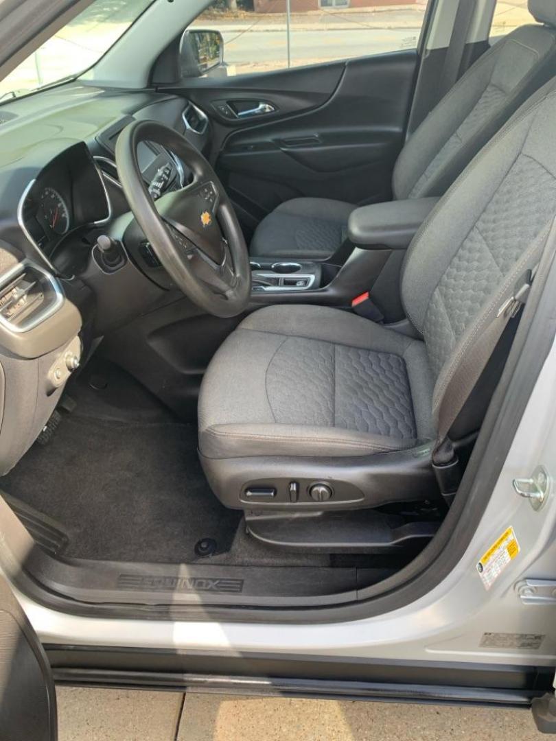 2018 SILVER CHEVROLET EQUINOX LT (2GNAXJEV4J6) with an 1.5L engine, Automatic transmission, located at 503 First Street, Canonsburg, PA, 15317, (724) 745-0566, 40.266006, -80.178413 - Photo#10