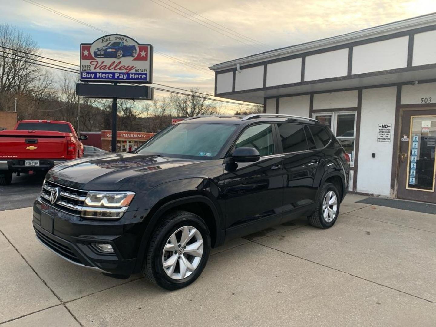 2018 BLACK VOLKSWAGEN ATLAS SE (1V2KR2CA1JC) with an 3.6L engine, Automatic transmission, located at 503 First Street, Canonsburg, PA, 15317, (724) 745-0566, 40.266006, -80.178413 - Photo#0