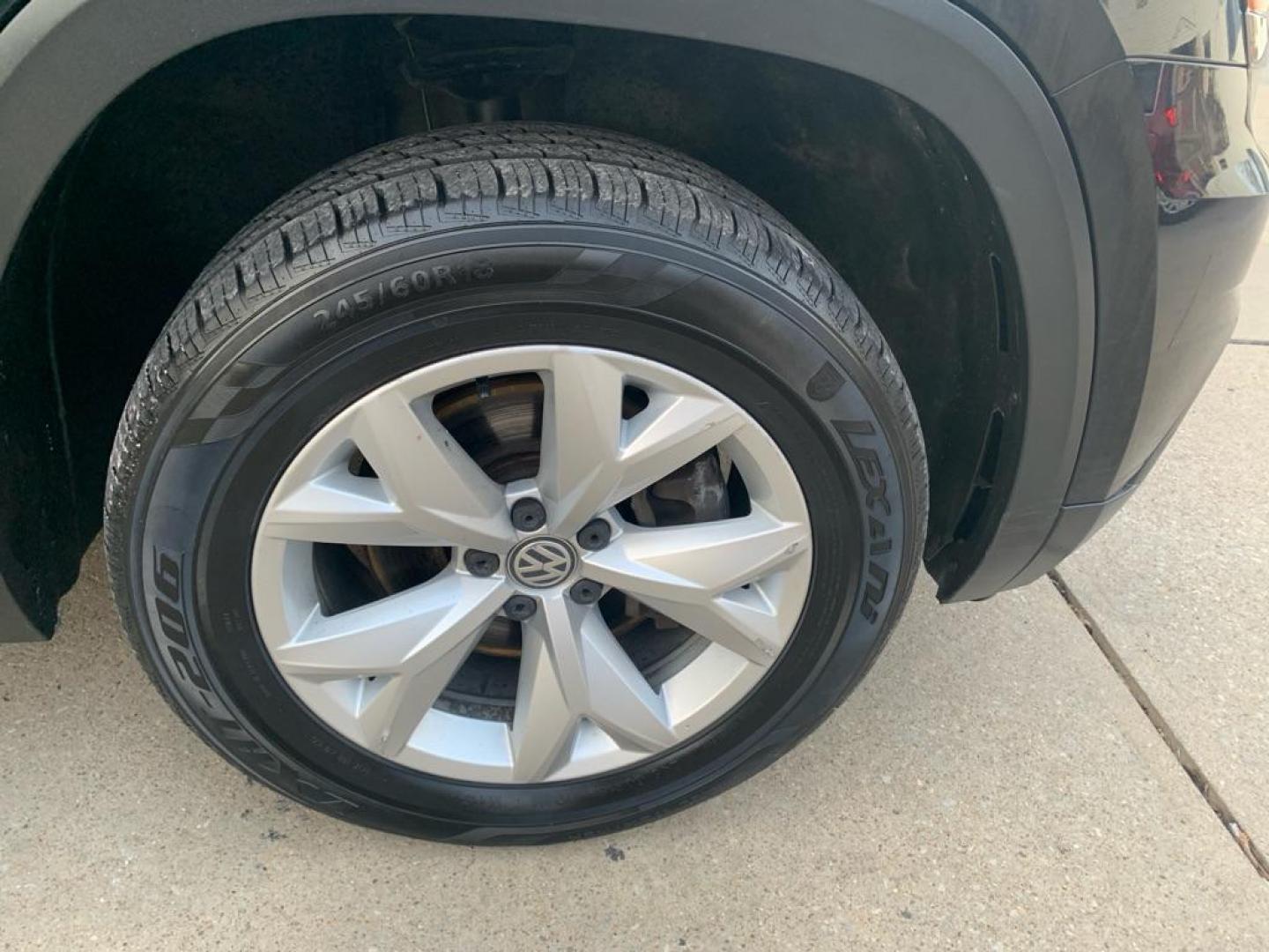 2018 BLACK VOLKSWAGEN ATLAS SE (1V2KR2CA1JC) with an 3.6L engine, Automatic transmission, located at 503 First Street, Canonsburg, PA, 15317, (724) 745-0566, 40.266006, -80.178413 - Photo#9
