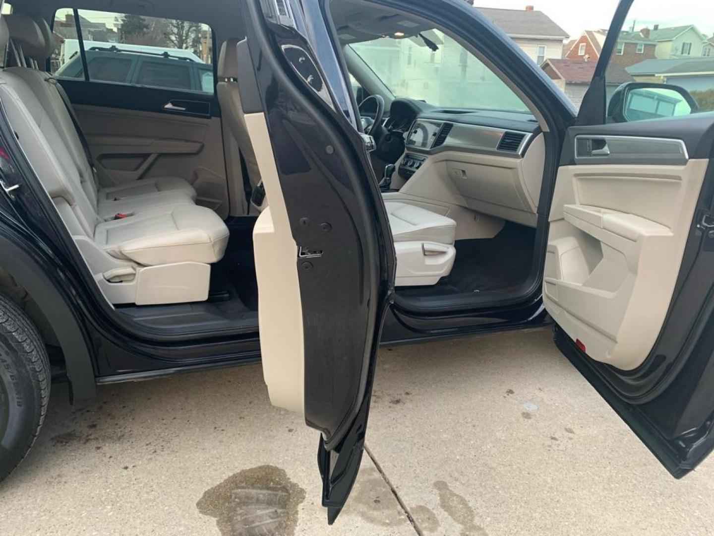 2018 BLACK VOLKSWAGEN ATLAS SE (1V2KR2CA1JC) with an 3.6L engine, Automatic transmission, located at 503 First Street, Canonsburg, PA, 15317, (724) 745-0566, 40.266006, -80.178413 - Photo#10