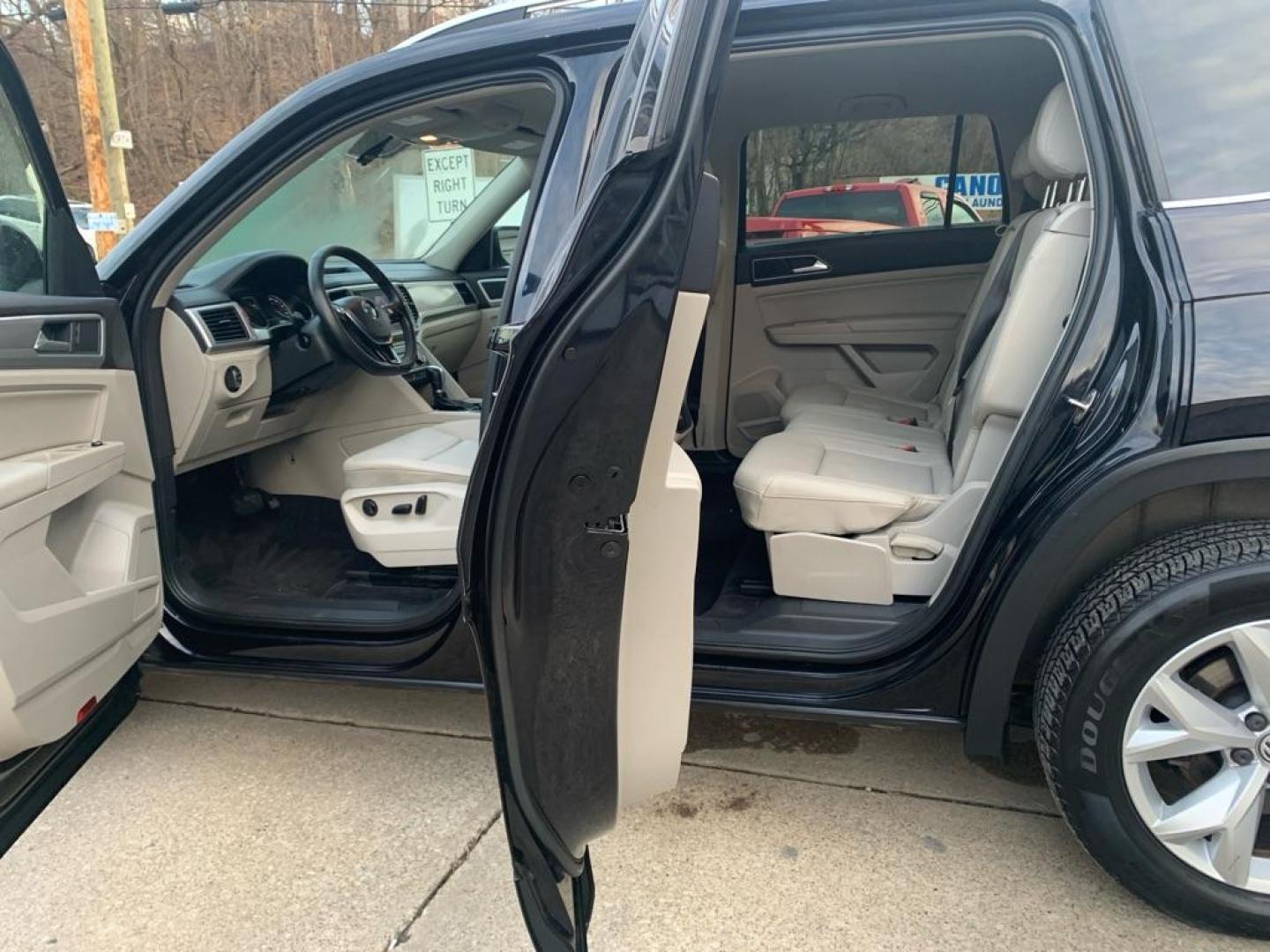 2018 BLACK VOLKSWAGEN ATLAS SE (1V2KR2CA1JC) with an 3.6L engine, Automatic transmission, located at 503 First Street, Canonsburg, PA, 15317, (724) 745-0566, 40.266006, -80.178413 - Photo#11