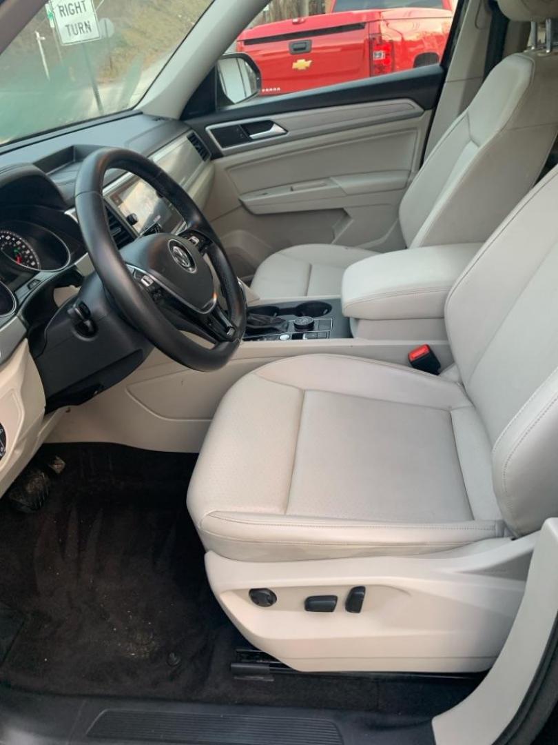 2018 BLACK VOLKSWAGEN ATLAS SE (1V2KR2CA1JC) with an 3.6L engine, Automatic transmission, located at 503 First Street, Canonsburg, PA, 15317, (724) 745-0566, 40.266006, -80.178413 - Photo#15