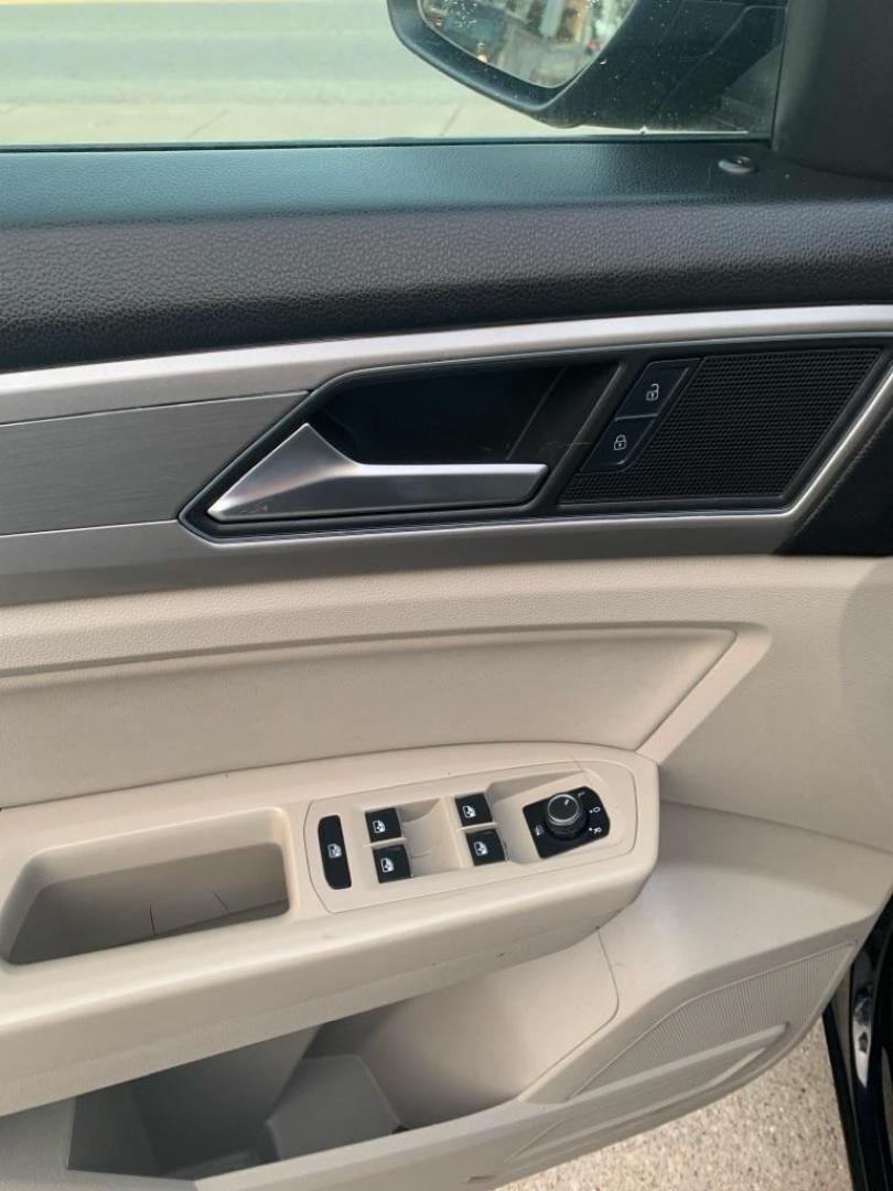 2018 BLACK VOLKSWAGEN ATLAS SE (1V2KR2CA1JC) with an 3.6L engine, Automatic transmission, located at 503 First Street, Canonsburg, PA, 15317, (724) 745-0566, 40.266006, -80.178413 - Photo#18