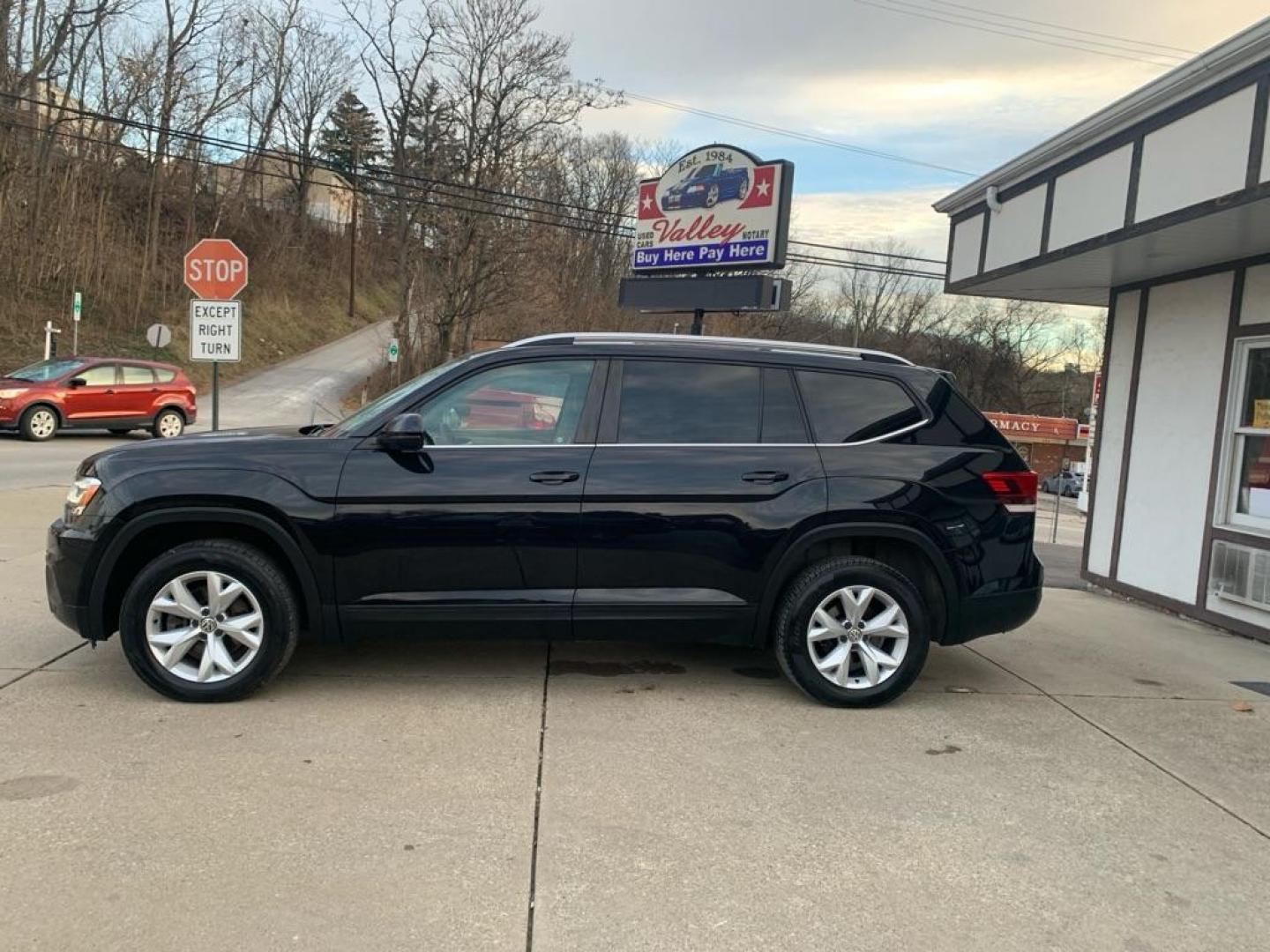 2018 BLACK VOLKSWAGEN ATLAS SE (1V2KR2CA1JC) with an 3.6L engine, Automatic transmission, located at 503 First Street, Canonsburg, PA, 15317, (724) 745-0566, 40.266006, -80.178413 - Photo#1