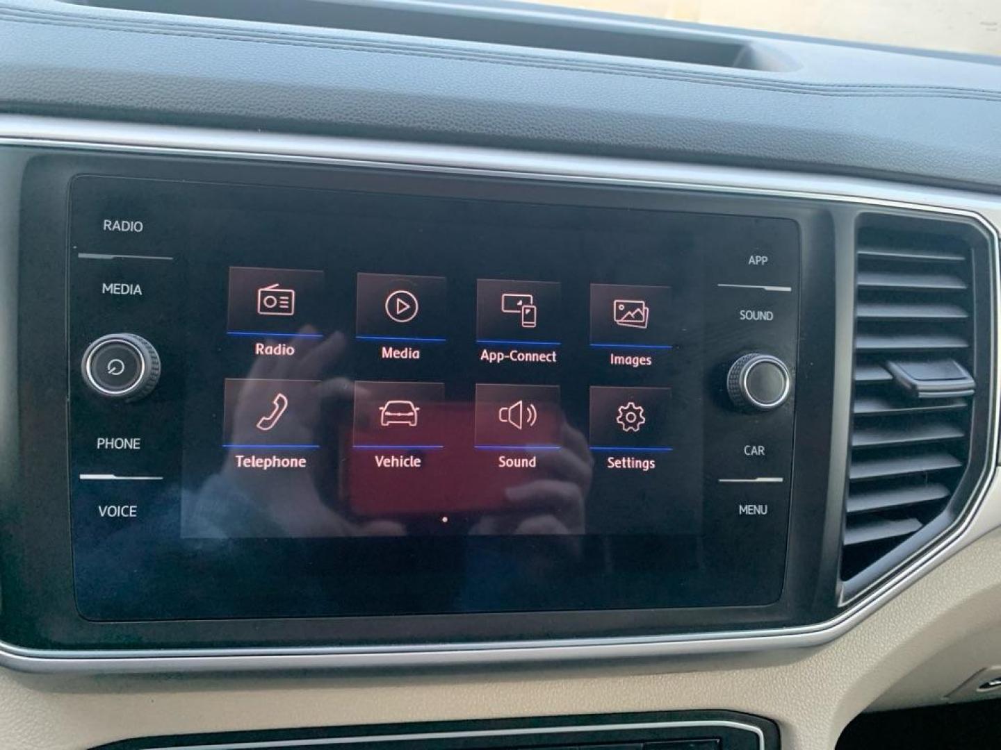 2018 BLACK VOLKSWAGEN ATLAS SE (1V2KR2CA1JC) with an 3.6L engine, Automatic transmission, located at 503 First Street, Canonsburg, PA, 15317, (724) 745-0566, 40.266006, -80.178413 - Photo#27