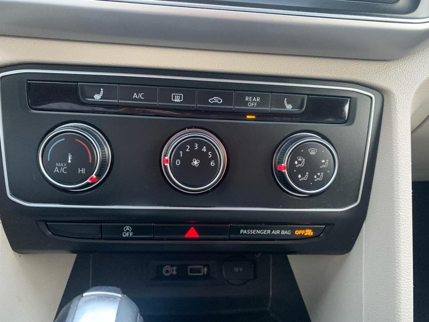 2018 BLACK VOLKSWAGEN ATLAS SE (1V2KR2CA1JC) with an 3.6L engine, Automatic transmission, located at 503 First Street, Canonsburg, PA, 15317, (724) 745-0566, 40.266006, -80.178413 - Photo#28