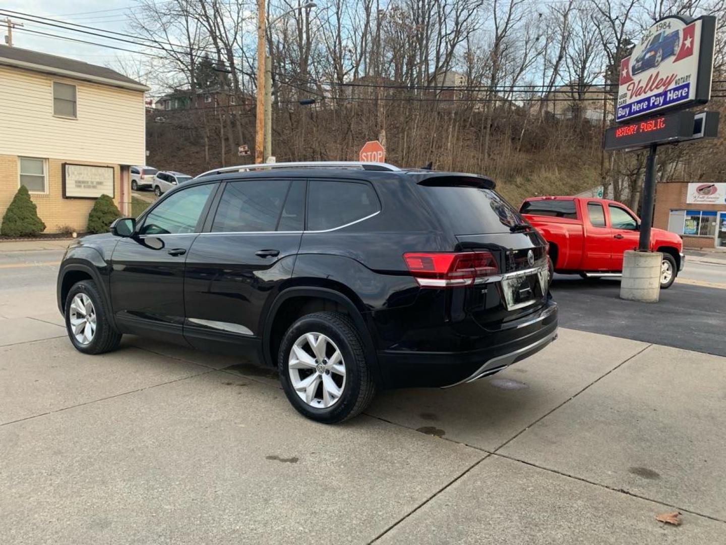 2018 BLACK VOLKSWAGEN ATLAS SE (1V2KR2CA1JC) with an 3.6L engine, Automatic transmission, located at 503 First Street, Canonsburg, PA, 15317, (724) 745-0566, 40.266006, -80.178413 - Photo#2
