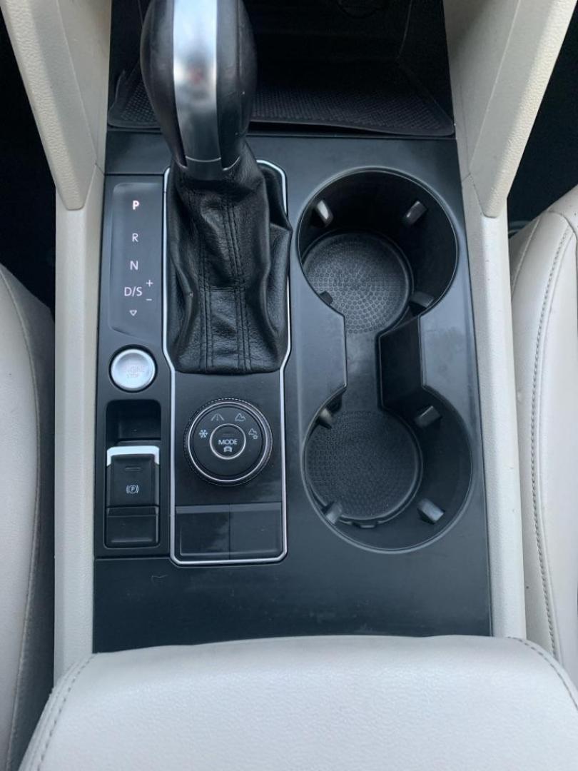 2018 BLACK VOLKSWAGEN ATLAS SE (1V2KR2CA1JC) with an 3.6L engine, Automatic transmission, located at 503 First Street, Canonsburg, PA, 15317, (724) 745-0566, 40.266006, -80.178413 - Photo#30