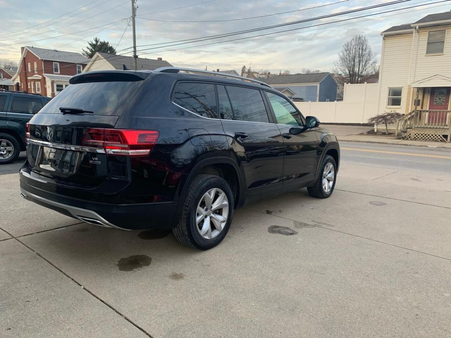 2018 BLACK VOLKSWAGEN ATLAS SE (1V2KR2CA1JC) with an 3.6L engine, Automatic transmission, located at 503 First Street, Canonsburg, PA, 15317, (724) 745-0566, 40.266006, -80.178413 - Photo#3