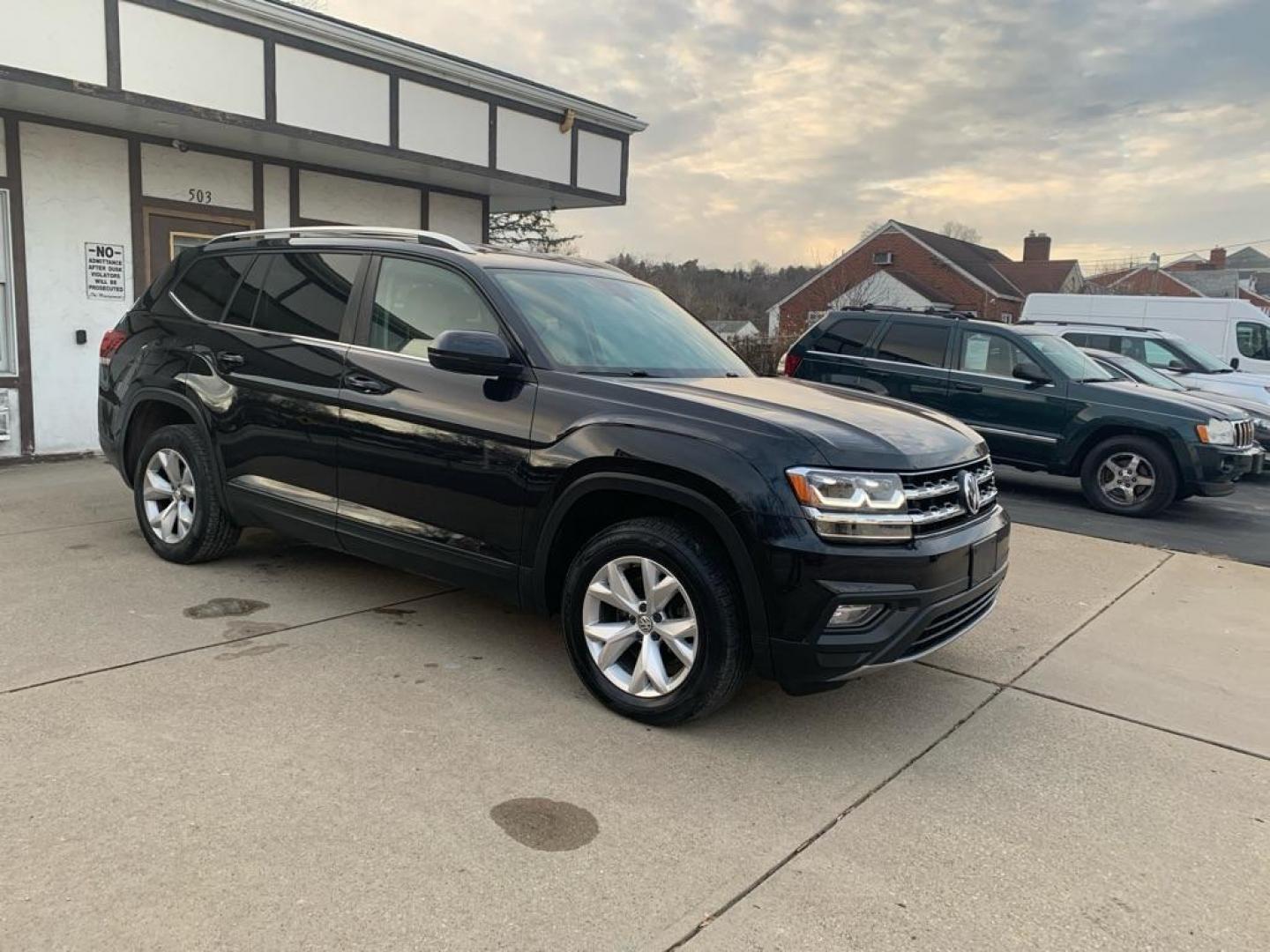 2018 BLACK VOLKSWAGEN ATLAS SE (1V2KR2CA1JC) with an 3.6L engine, Automatic transmission, located at 503 First Street, Canonsburg, PA, 15317, (724) 745-0566, 40.266006, -80.178413 - Photo#4
