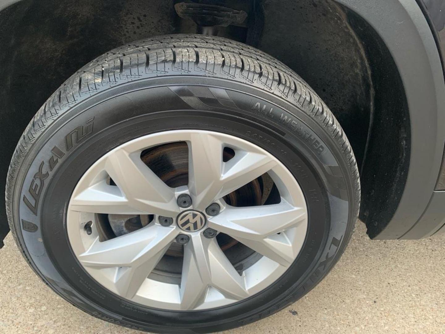 2018 BLACK VOLKSWAGEN ATLAS SE (1V2KR2CA1JC) with an 3.6L engine, Automatic transmission, located at 503 First Street, Canonsburg, PA, 15317, (724) 745-0566, 40.266006, -80.178413 - Photo#6
