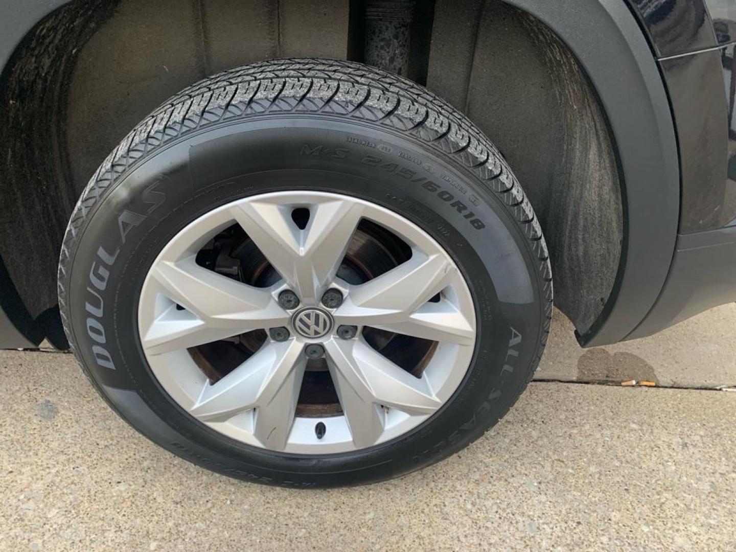 2018 BLACK VOLKSWAGEN ATLAS SE (1V2KR2CA1JC) with an 3.6L engine, Automatic transmission, located at 503 First Street, Canonsburg, PA, 15317, (724) 745-0566, 40.266006, -80.178413 - Photo#7