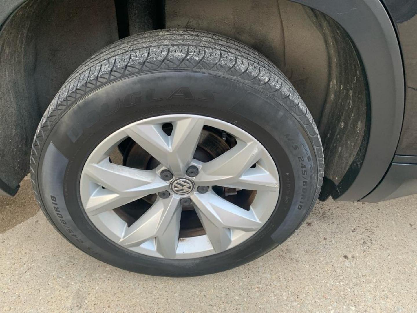 2018 BLACK VOLKSWAGEN ATLAS SE (1V2KR2CA1JC) with an 3.6L engine, Automatic transmission, located at 503 First Street, Canonsburg, PA, 15317, (724) 745-0566, 40.266006, -80.178413 - Photo#8