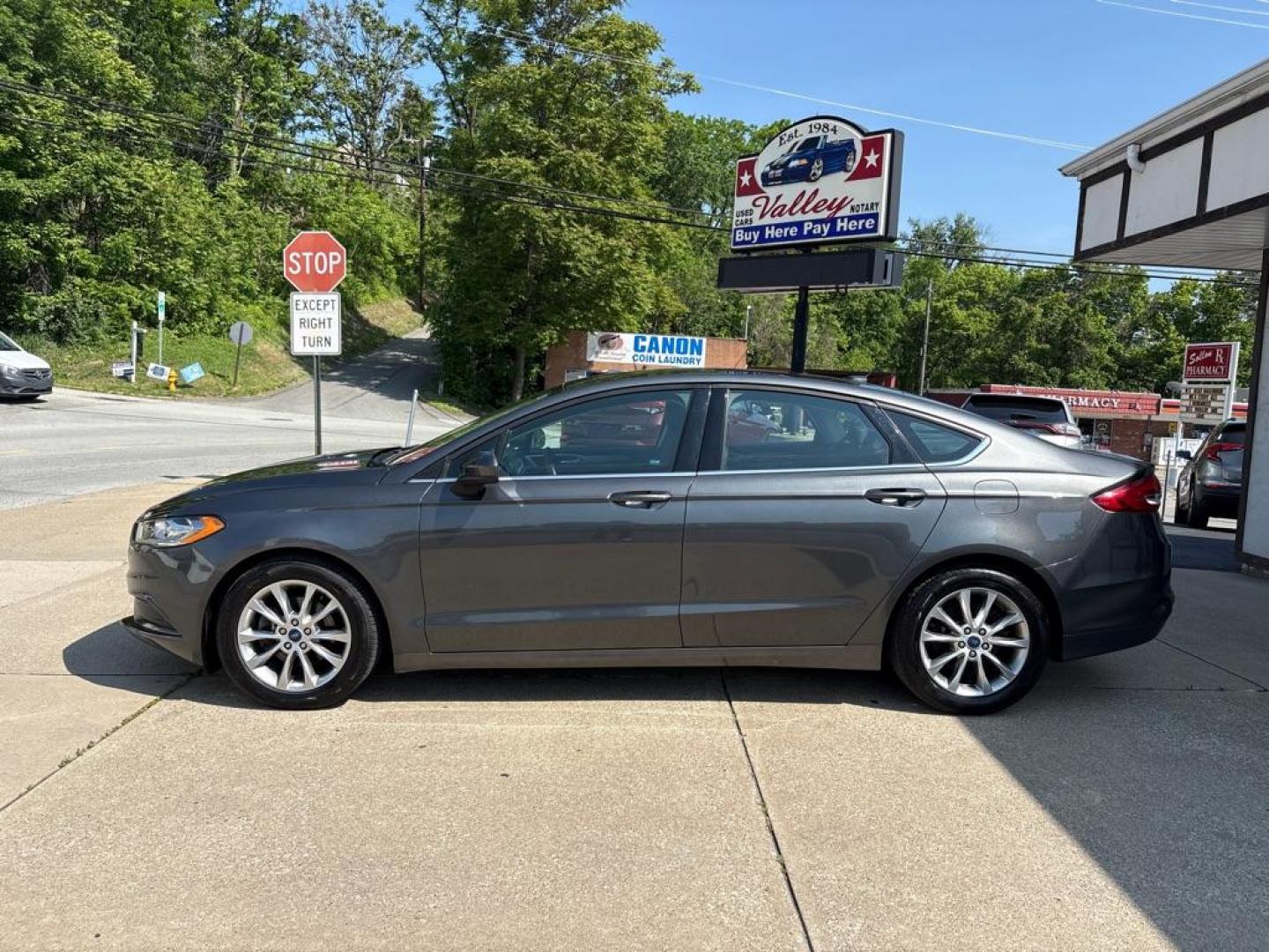 2017 GRAY FORD FUSION SE (3FA6P0HD8HR) with an 1.5L engine, Automatic transmission, located at 503 First Street, Canonsburg, PA, 15317, (724) 745-0566, 40.266006, -80.178413 - Photo#1