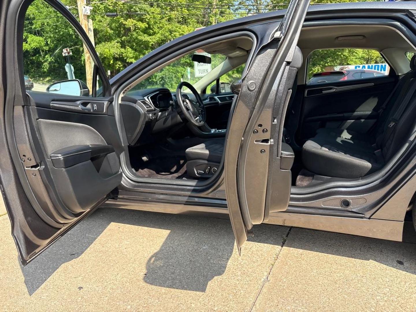 2017 GRAY FORD FUSION SE (3FA6P0HD8HR) with an 1.5L engine, Automatic transmission, located at 503 First Street, Canonsburg, PA, 15317, (724) 745-0566, 40.266006, -80.178413 - Photo#14