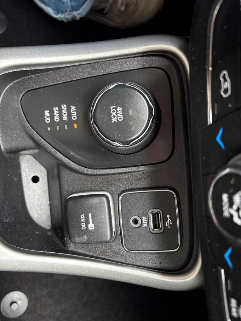 2018 BLACK JEEP COMPASS LATITUDE (3C4NJDBB0JT) with an 2.4L engine, Automatic transmission, located at 503 First Street, Canonsburg, PA, 15317, (724) 745-0566, 40.266006, -80.178413 - Looking for a dependable SUV with all the modern comforts and rugged capability? This 2018 Jeep Compass Latitude 4x4 has it all - style, performance, and the latest tech, wrapped in a sleek and versatile package. Vehicle Highlights: Engine: 2.4L Drivetrain: 4x4 - perfect for all-weather confide - Photo#30