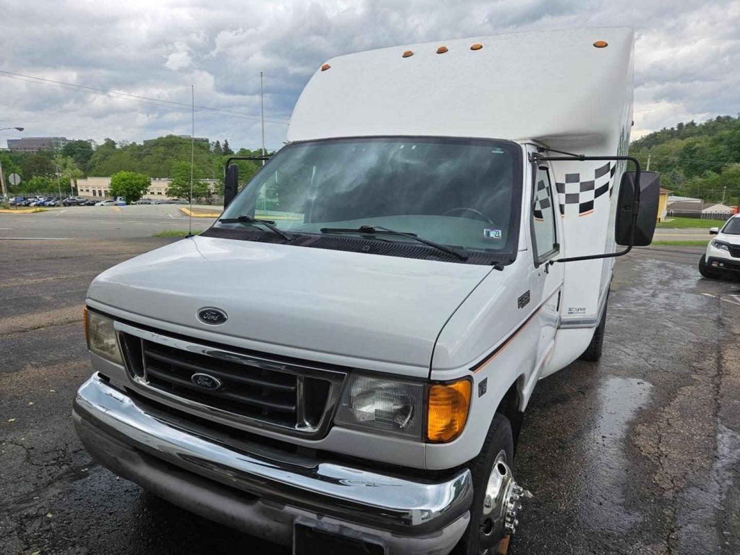 2000 WHITE FORD ECONOLINE E450 SUPER DUTY CUTAWAY VAN (1FDXE45F9YH) with an 7.3L engine, Automatic transmission, located at 503 First Street, Canonsburg, PA, 15317, (724) 745-0566, 40.266006, -80.178413 - Photo#1