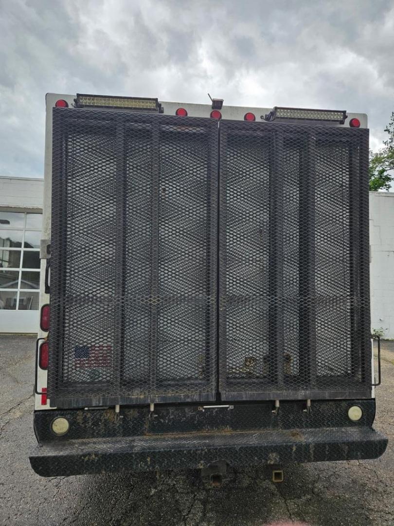 2000 WHITE FORD ECONOLINE E450 SUPER DUTY CUTAWAY VAN (1FDXE45F9YH) with an 7.3L engine, Automatic transmission, located at 503 First Street, Canonsburg, PA, 15317, (724) 745-0566, 40.266006, -80.178413 - Photo#2