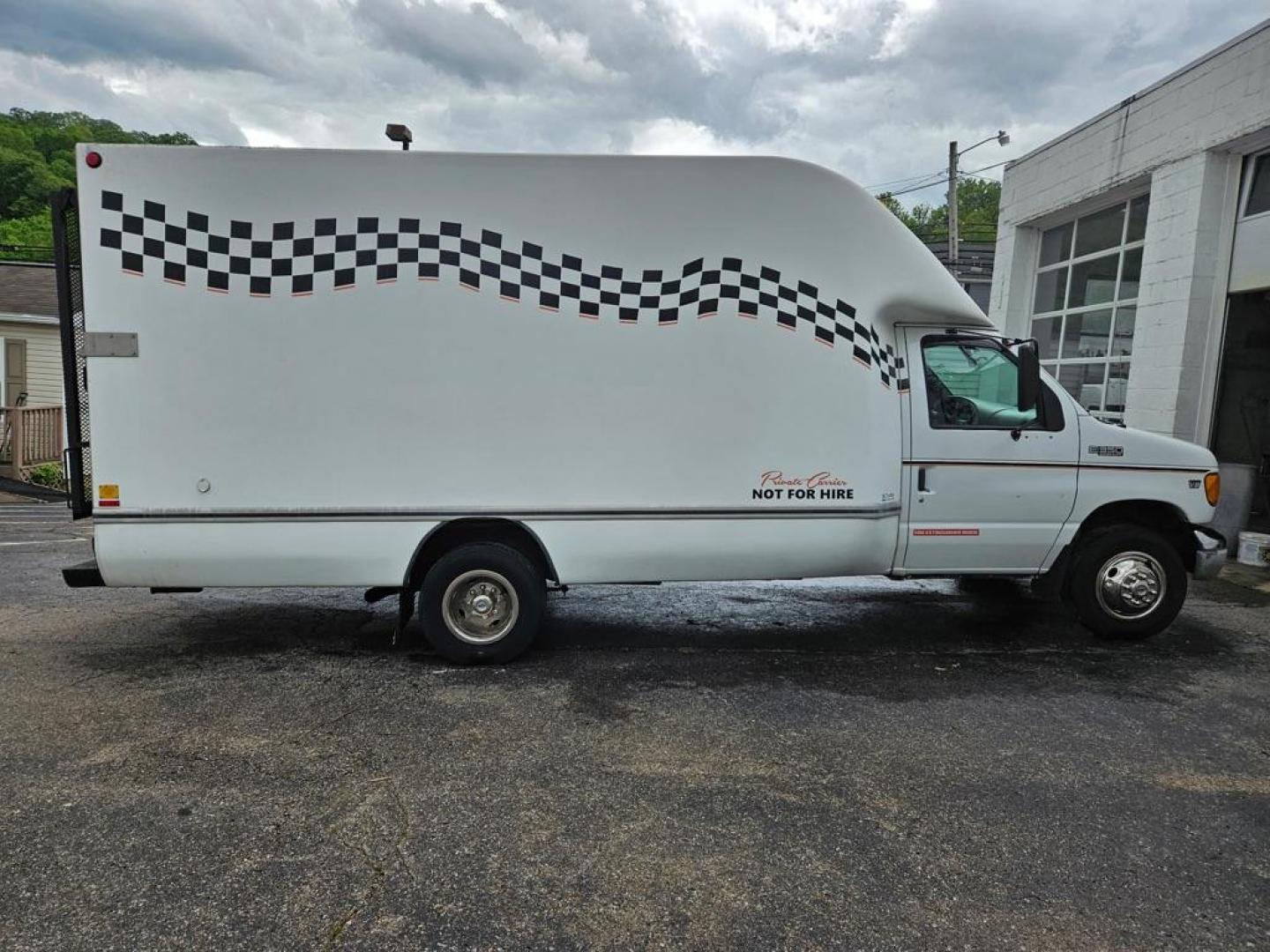 2000 WHITE FORD ECONOLINE E450 SUPER DUTY CUTAWAY VAN (1FDXE45F9YH) with an 7.3L engine, Automatic transmission, located at 503 First Street, Canonsburg, PA, 15317, (724) 745-0566, 40.266006, -80.178413 - Photo#3