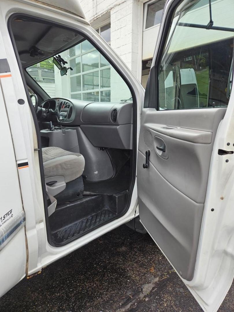 2000 WHITE FORD ECONOLINE E450 SUPER DUTY CUTAWAY VAN (1FDXE45F9YH) with an 7.3L engine, Automatic transmission, located at 503 First Street, Canonsburg, PA, 15317, (724) 745-0566, 40.266006, -80.178413 - Photo#4