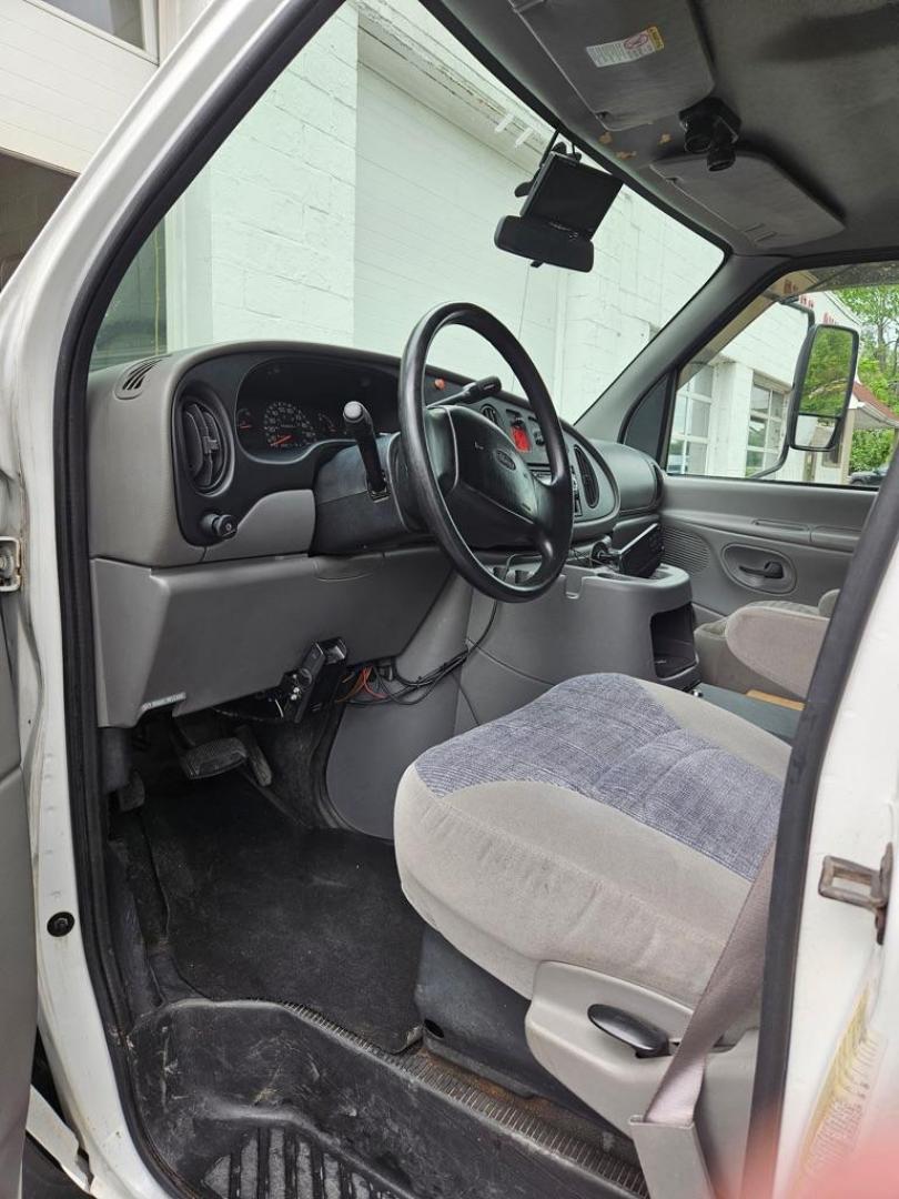2000 WHITE FORD ECONOLINE E450 SUPER DUTY CUTAWAY VAN (1FDXE45F9YH) with an 7.3L engine, Automatic transmission, located at 503 First Street, Canonsburg, PA, 15317, (724) 745-0566, 40.266006, -80.178413 - Photo#5