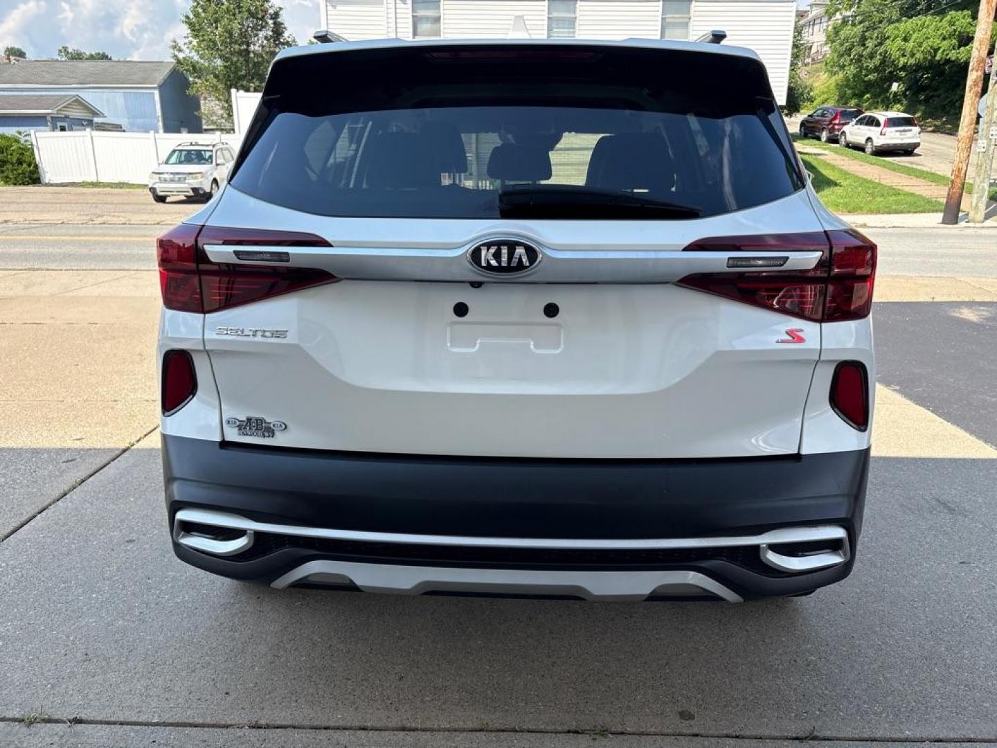 2021 WHITE KIA SELTOS S (KNDEUCAA0M7) with an 2.0L engine, Continuously Variable transmission, located at 503 First Street, Canonsburg, PA, 15317, (724) 745-0566, 40.266006, -80.178413 - Photo#3