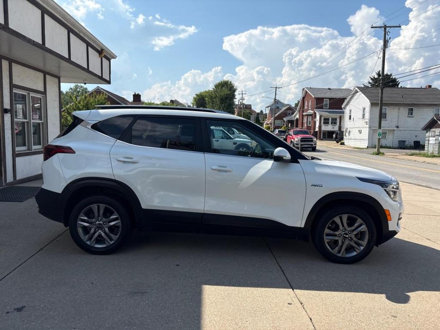 2021 WHITE KIA SELTOS S (KNDEUCAA0M7) with an 2.0L engine, Continuously Variable transmission, located at 503 First Street, Canonsburg, PA, 15317, (724) 745-0566, 40.266006, -80.178413 - Photo#5