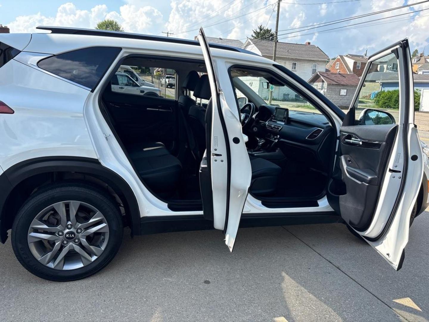 2021 WHITE KIA SELTOS S (KNDEUCAA0M7) with an 2.0L engine, Continuously Variable transmission, located at 503 First Street, Canonsburg, PA, 15317, (724) 745-0566, 40.266006, -80.178413 - Photo#14