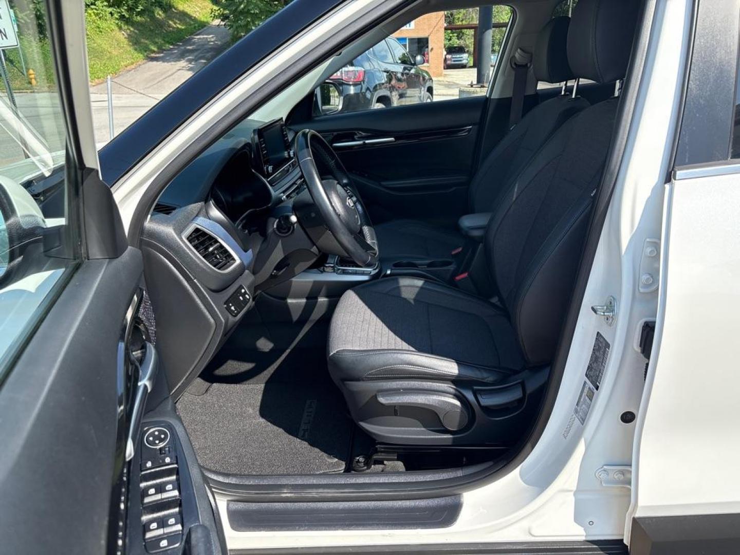 2021 WHITE KIA SELTOS S (KNDEUCAA0M7) with an 2.0L engine, Continuously Variable transmission, located at 503 First Street, Canonsburg, PA, 15317, (724) 745-0566, 40.266006, -80.178413 - Photo#19